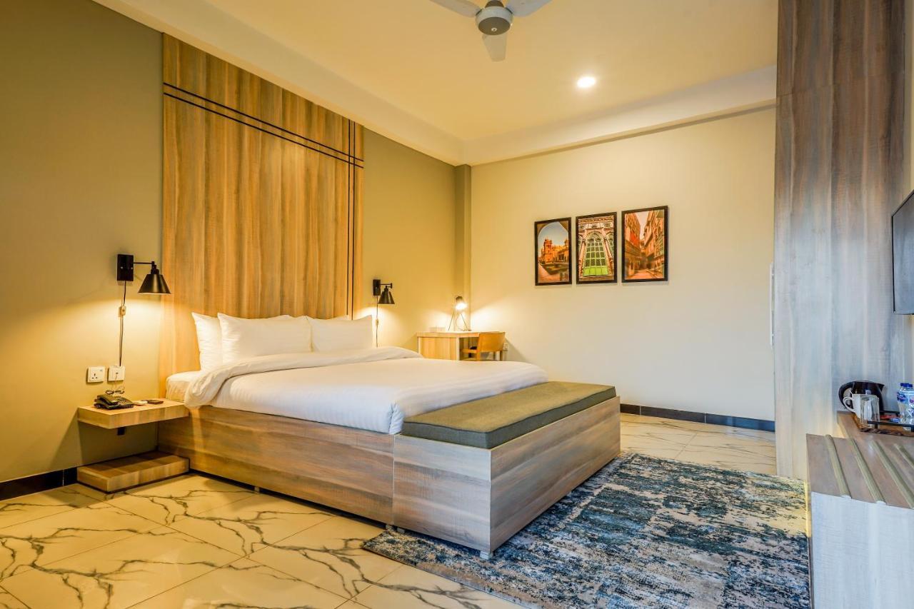 Roomy Crossroads Hotel, Peszawar Zewnętrze zdjęcie