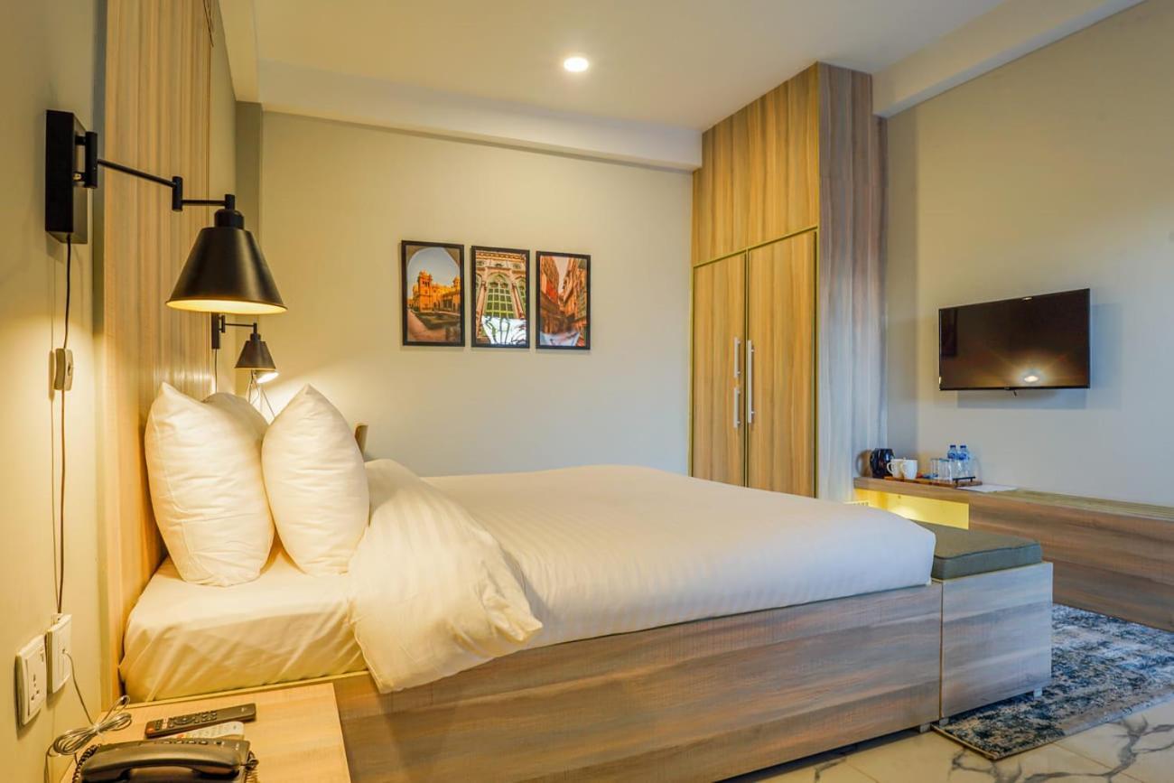 Roomy Crossroads Hotel, Peszawar Zewnętrze zdjęcie