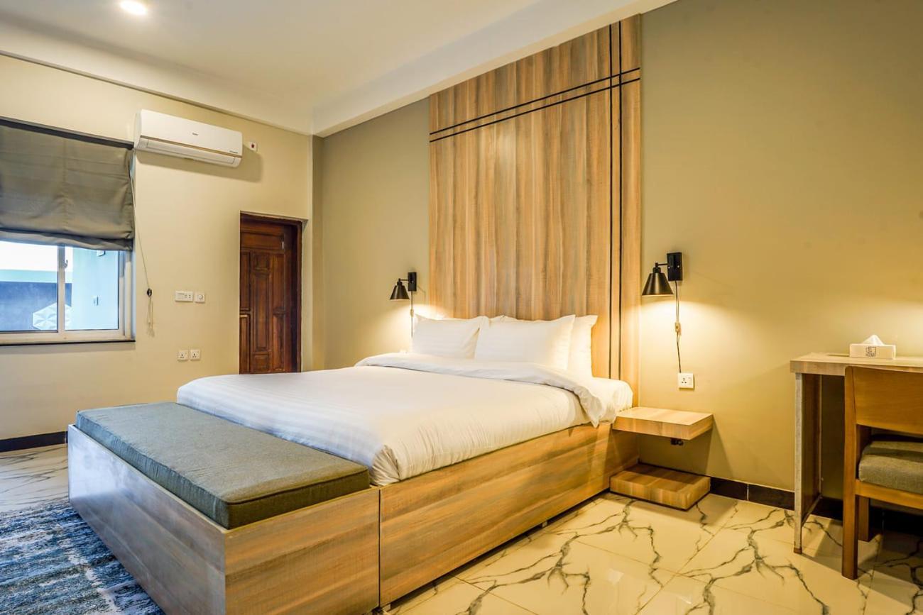 Roomy Crossroads Hotel, Peszawar Zewnętrze zdjęcie
