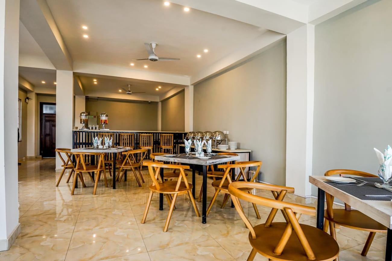 Roomy Crossroads Hotel, Peszawar Zewnętrze zdjęcie